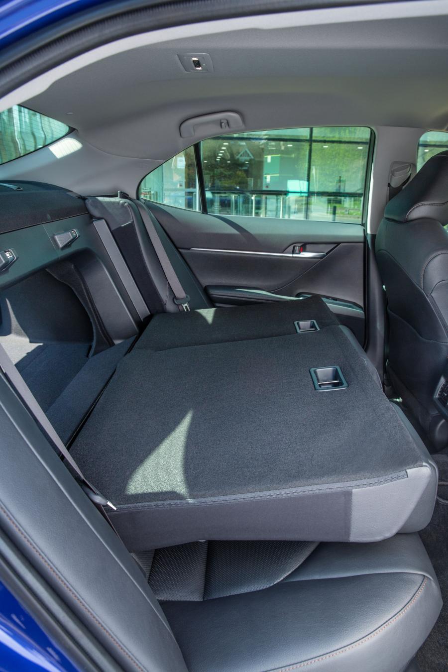 Интерьер Toyota Camry Hybrid 2019 года  (UK) (фото 31 из 40)